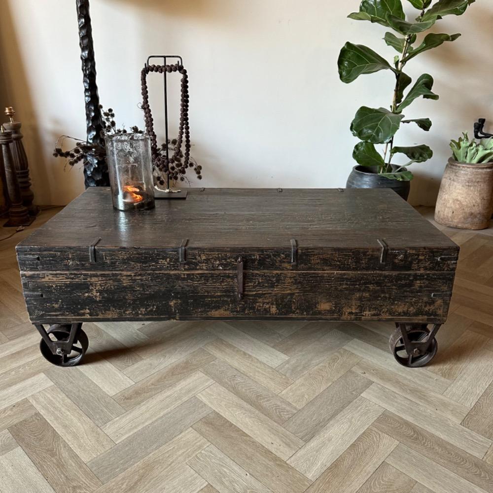 Unieke salontafel kist Elm oud zwart