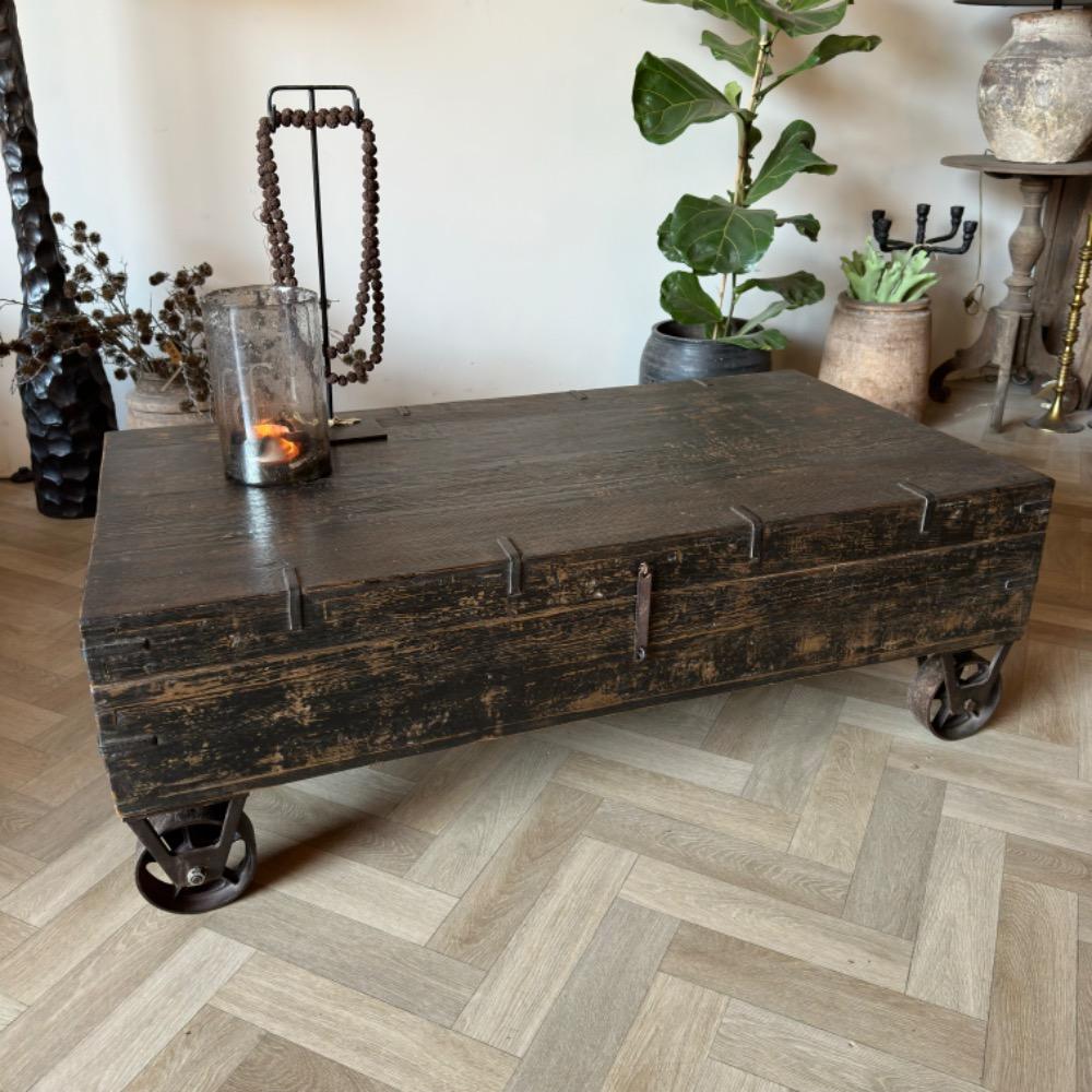 Unieke salontafel kist Elm oud zwart