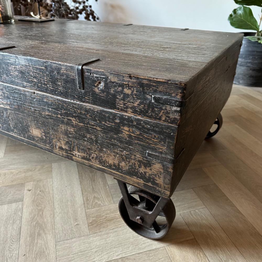 Unieke salontafel kist Elm oud zwart